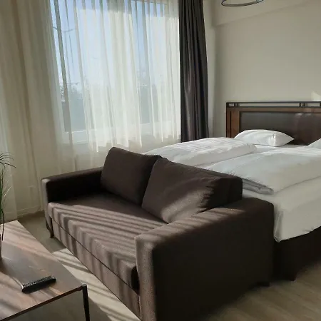 Motel Plus Schoenefeld Шёнефельд